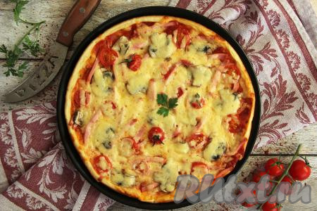 Подать вкусную, нежную, сытную пиццу к столу. Вот так достаточно быстро и просто, буквально минут за 30, можно приготовить отличную выпечку на сковороде!