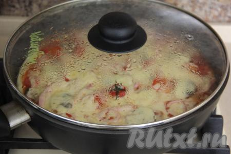 Сыр полностью расплавится, тесто отсоединится от стенок сковороды.
