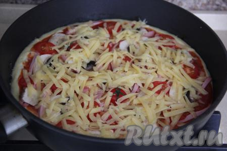 Сверху пиццу "Минутка" посыпать натёртым сыром. Сковороду поставить на медленный огонь, накрыть крышкой и готовить пиццу минут 20.