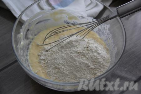 Перемешать массу венчиком, затем всыпать муку. 