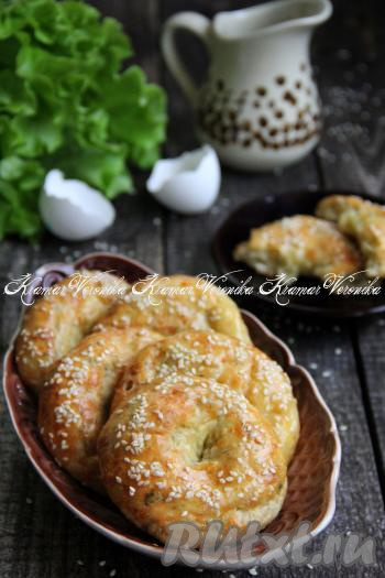 Творожно-сырные колечки с кунжутом в духовке