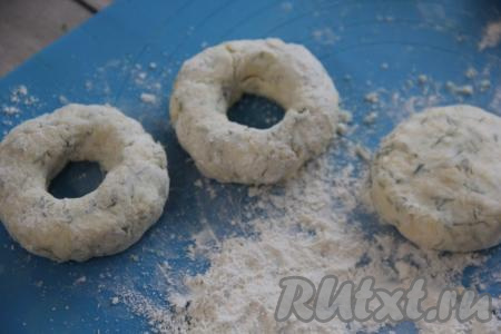 Припылить стол (или силиконовый коврик) мукой и разделить тесто на 7 частей. Каждую часть теста слегка обвалять в муке и сформировать колечки. 