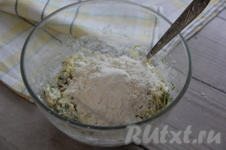 Всыпать разрыхлитель и, частями всыпая муку, замесить тесто.