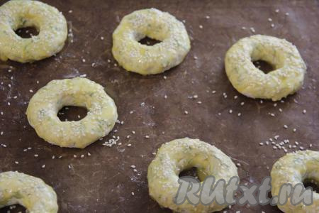 Смазать колечки взбитым желтком и присыпать кунжутом. 