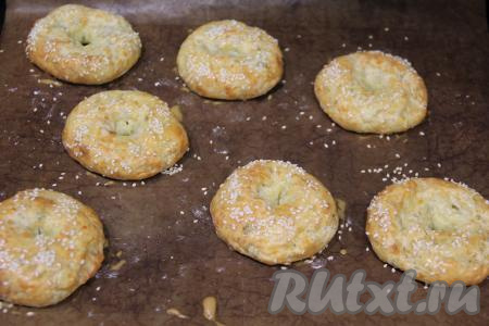 Выпекать творожно-сырные колечки с кунжутом минут 20 (до золотистого цвета) в духовке, разогретой до 180 градусов. 
