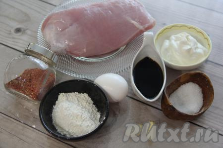 Подготовить продукты для приготовления филе индейки в кляре на сковороде.