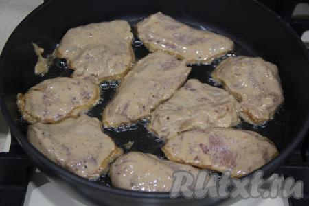 В сковороду влить масло и разогреть. Выложить кусочки филе индейки, покрытые кляром, на сковороду.