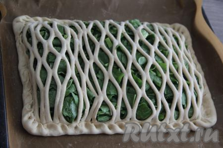 Растянуть решётку и выложить поверх щавеля. Скрепить два пласта теста с помощью защипов.
