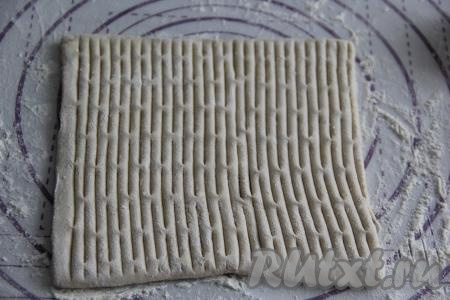 Из второй (меньшей) части теста я сделала узорную решётку с помощью фигурного ножа. Если нет такого специального ножа, то можно просто сделать надрезы по всей поверхности обычным острым ножом.