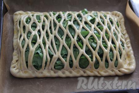 Смазать верх пирога взбитым желтком и поставить в разогретую духовку.&nbsp;Выпекать пирог с щавелем в разогретой духовке минут 25-30 при температуре 180 градусов (до золотистого цвета слоёного бездрожжевого теста).