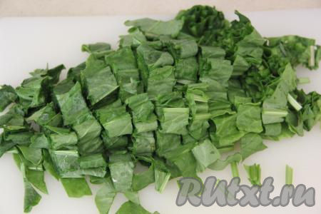 Щавель промыть под водой, обсушить и нарезать на полоски шириной 1,5 сантиметра.