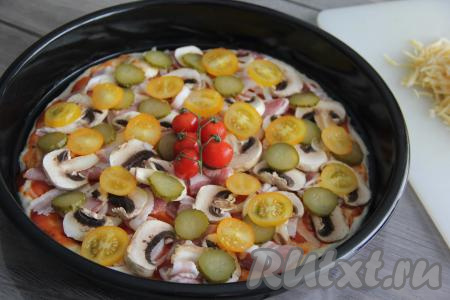 Затем разложить грибы, помидоры и огурчики.