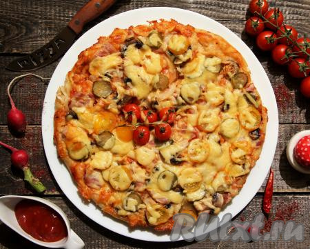 Вкусную, воздушную пиццу достать из духовки, слегка остудить, переложить на тарелку и можно подавать к столу. Вот так достаточно просто можно приготовить отличную выпечку из дрожжевого теста, которое даже руками вымешивать не нужно.