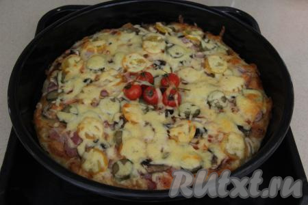 Выпекать пиццу на жидком дрожжевом тесте минут 15-20 при температуре 180 градусов.