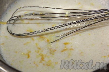 Добавляем цедру лимона, соль, сахар, разрыхлитель и растительное масло, тщательно перемешиваем.