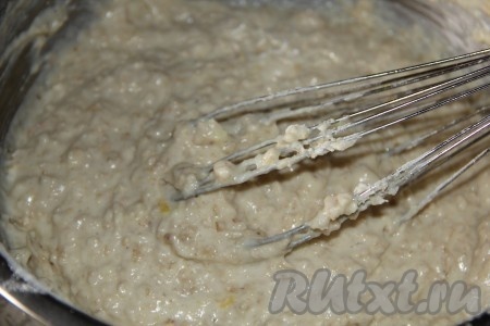 Добавляем овсянку, запаренную в кипятке, перемешиваем. Начинаем частями всыпать муку, вмешивая её в тесто очень аккуратно (пробивать блендером ни в коем случае не нужно), но уверенно. Тесто должно получиться слегка комковатым (то есть с небольшими комочками). Оставляем тесто минут на 10.