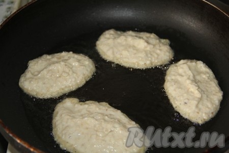 На сковороде разогреваем растительное масло, затем столовой ложкой выкладываем тесто. Жарим оладушки на умеренном огне с двух сторон до золотистого цвета, накрыв сковороду крышкой.&nbsp;