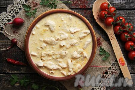 Подать вкусное и нежное филе индейки к столу с любым гарниром, дополнив сметанным соусом, в котором оно тушилось.
