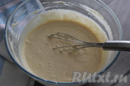 Перемешать тесто венчиком, оно получится не очень густым, воздушным.&nbsp;