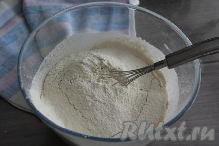 Всыпать сахар, муку, соль и ванилин.