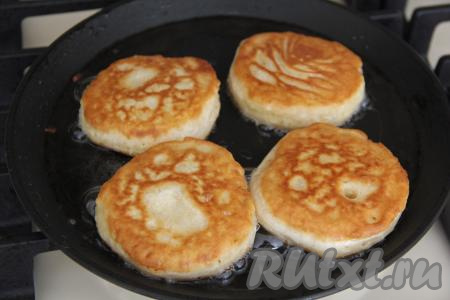 Выпекать аппетитные оладьи до золотистости&nbsp;с двух сторон на среднем огне, затем переложить их на салфетку (или бумажное полотенце), чтобы удалить лишнее масло. Постепенно пожарить все оладушки. Переложить на тарелку для подачи.