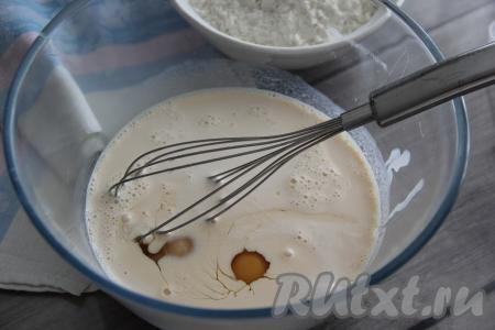 Затем в смесь ряженки и соды добавить яйца, перемешать венчиком.