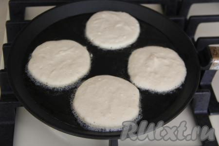 В сковороду влить масло (масла не жалеем) и очень хорошо разогреть его. Выкладывать по 1 столовой ложке теста, формируя оладушки.&nbsp;