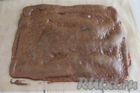 Выпекать каждый корж в разогретой духовке минут 7 при температуре 180 градусов. Готовность проверить сухой зубочисткой (если корж готов, зубочистка после его прокалывания останется сухой). Таким образом испечь все коржи. Всего получатся 3 коржа, остудить их полностью.