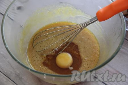 Затем по одному добавить яйца, интенсивно перемешивая массу венчиком.