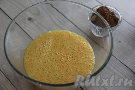 Перелить массу в глубокую миску и дать смеси немного остыть.