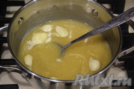 На среднем огне, при помешивании, довести массу до полного растворения масла и сахара.