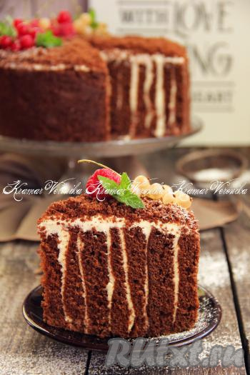 Шоколадно-медовый торт "Спартак" готов. Посмотрите на разрез, это просто чудо! Очень вкусный и нежный торт получился, а готовится он несложно, без раскатывания коржей.