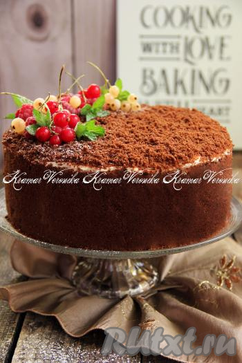 Собранный улиткой торт "Спартак" закрепить в металлическое кольцо, чтобы он хорошо держал форму. Верх торта смазать кремом и оставить на ночь в холодильнике. Затем снять кольцо, измельчить остатки коржей и посыпать верхушку торта измельчённой крошкой.