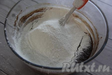 Затем всыпать просеянную муку.