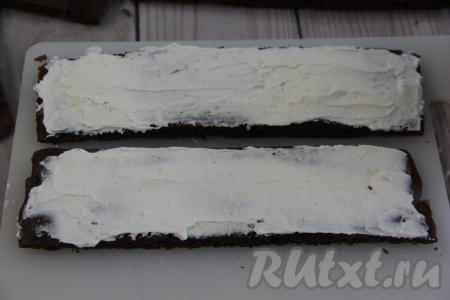 Края у коржей срезать и оставить обрезки для обсыпки торта. Разрезать каждый корж на три части. Каждую такую полоску смазать творожно-сливочным кремом.