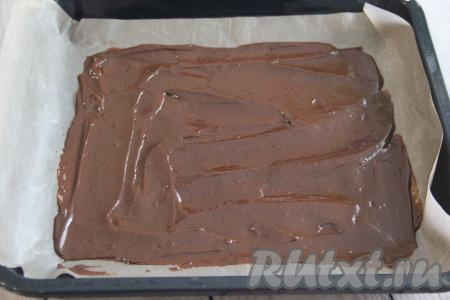 Разделить тесто на 3 равные части, я для этого использовала весы. Каждую часть выложить на противень (я использовала противень размером 30 сантиметров на 30 сантиметров), застеленный пергаментом (или ковриком для выпекания). Разровнять тесто в тонкий пласт.