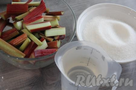 Подготовить продукты для приготовления лимонада. Стебли ревеня вымыть, нарезать на брусочки.&nbsp;