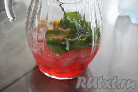 Влить в графин 200 миллилитров сиропа из ревеня.