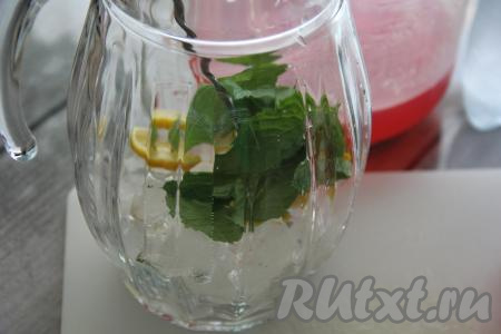 1/4 лимона нарезать на полукружочки, добавить в графин вместе с листочками мяты.