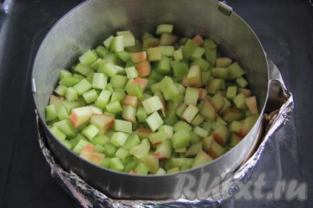 Выложить кусочки ревеня поверх теста.