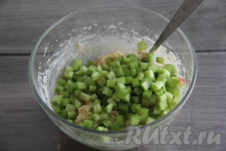 Кубики ревеня добавить в тесто.&nbsp;