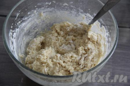 Тесто для печенья должно получиться липким и вязким.