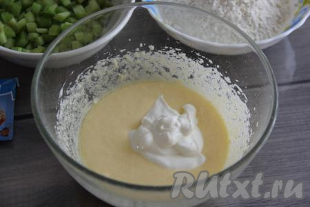 Взбить масло с сахаром и желтками миксером в течение 4-5 минут. Отдельно белки взбить с солью миксером в пышную массу. Взбитые белки добавить в миску с маслом, взбитым с желтками и сахаром, перемешать лопаткой, добавить сметану, перемешать до однородности.