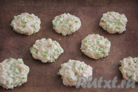 Противень застелить ковриком для выпечки (или пергаментной бумагой). Выкладывать тесто столовой ложкой в виде круглых печенюшек. Печенье увеличится в размере в процессе выпечки, поэтому его нужно на застеленный противень выкладывать на расстоянии друг от друга.