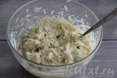 Перемешать тесто с ревенем.&nbsp;