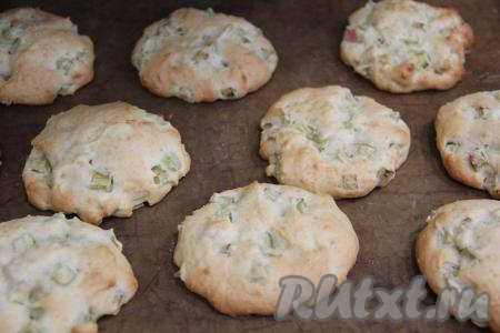 Выпекать печенье с ревенем в разогретой духовке минут 15 при температуре 180 градусов.