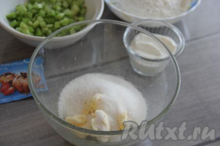 Заранее достать сливочное масло, чтобы оно согрелось до комнатной температуры и стало мягким. Стебли ревеня вымыть. С поверхности каждого стебля снять тонкую шкурку. Подготовленные стебли нарезать на мелкие кубики. Яйца аккуратно разделить на желтки и&nbsp; белки. Соединить в объёмной миске мягкое сливочное масло, сахар и яичные желтки.