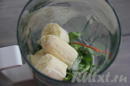 Добавить кусочки очищенного банана.