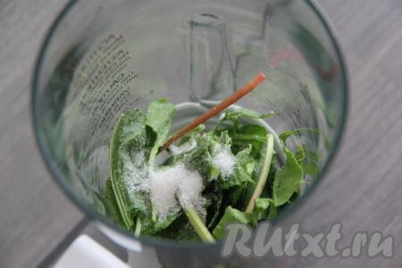 Щавель вымыть, лишнюю воду стряхнуть. В чашу блендера поместить щавель и сахар.