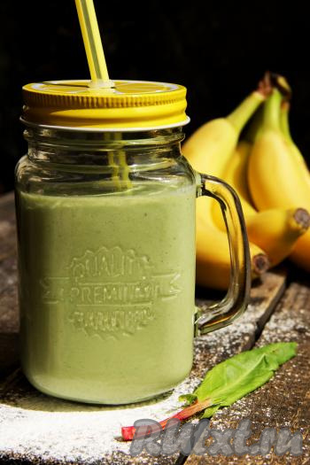 Взбить смузи блендером до однородного состояния и сразу разлить по порционным стаканам. Подать напиток с трубочкой. Уверена, очень яркий, нежный, освежающий смузи, приготовленный с щавелем и бананом, порадует вас своим вкусом!